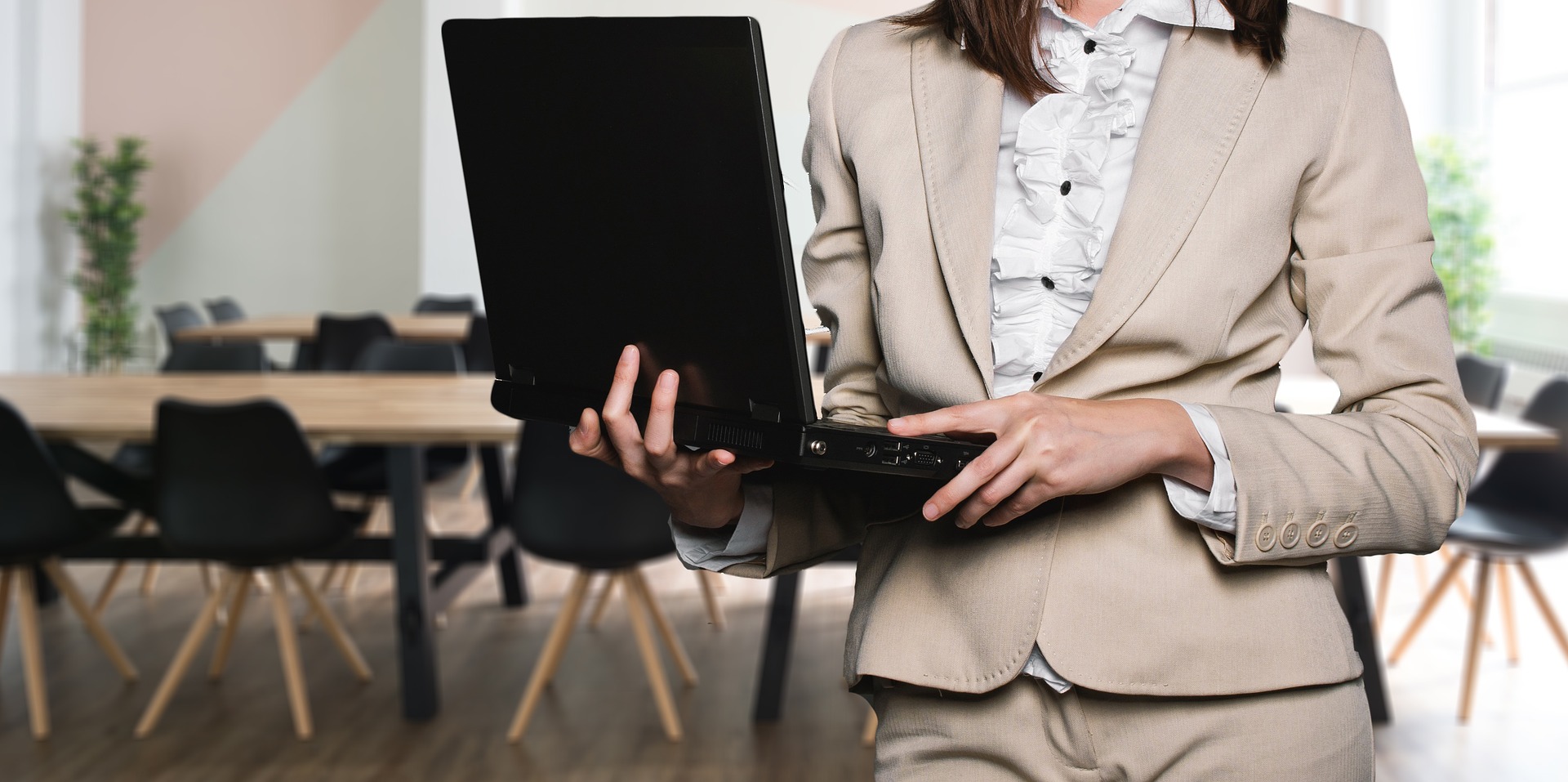 businesswoman-2817567_1920 (1)