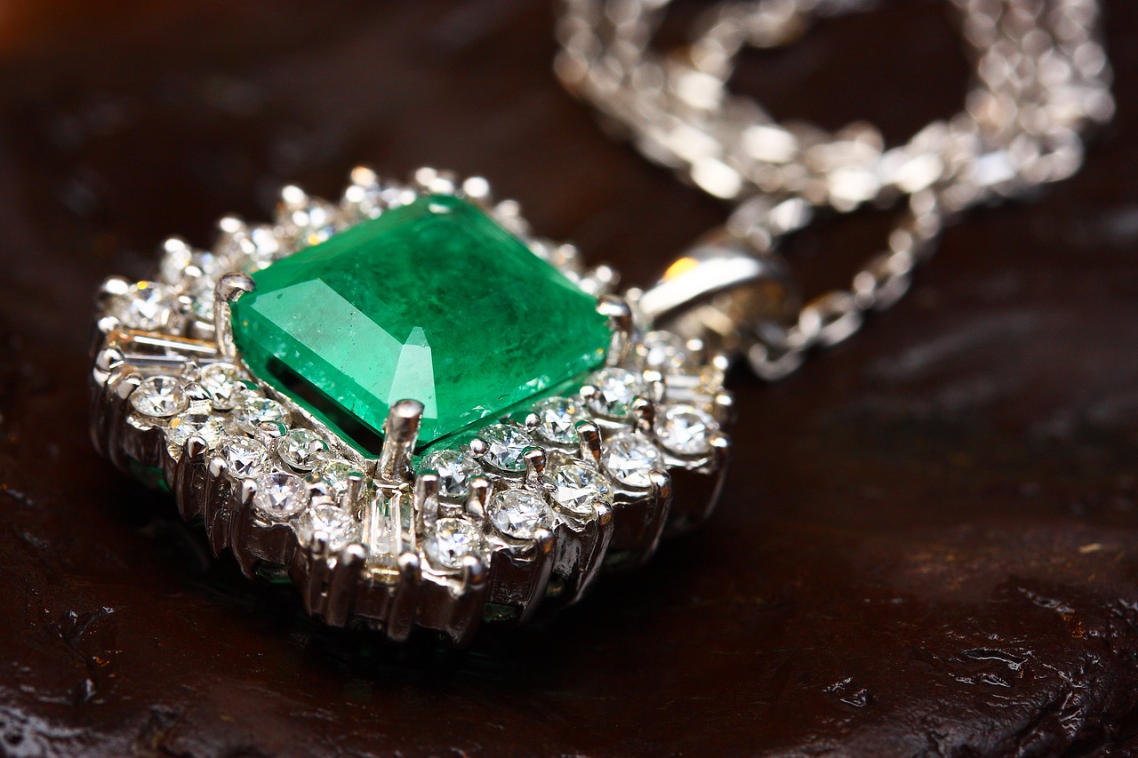 necklace-2405165_1280