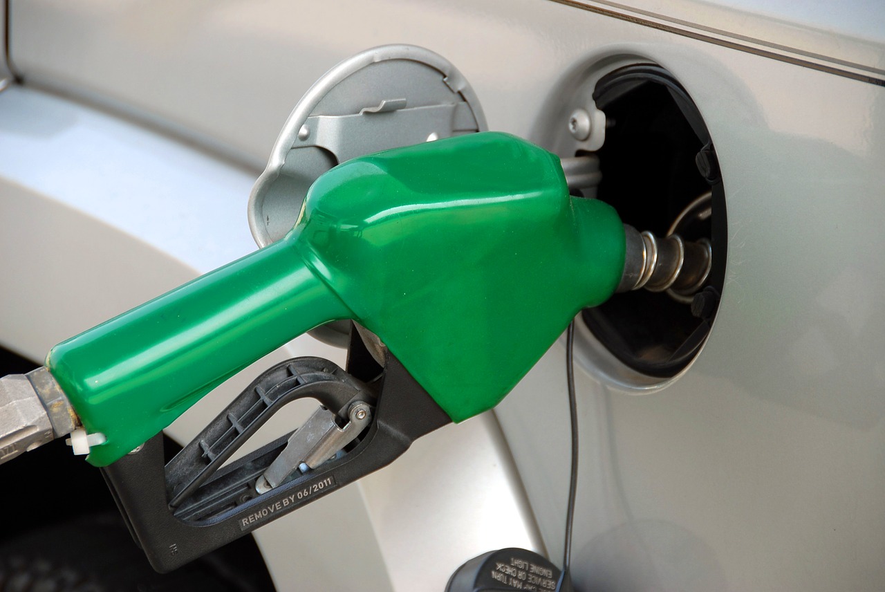 pumping-gas-1631634_1280