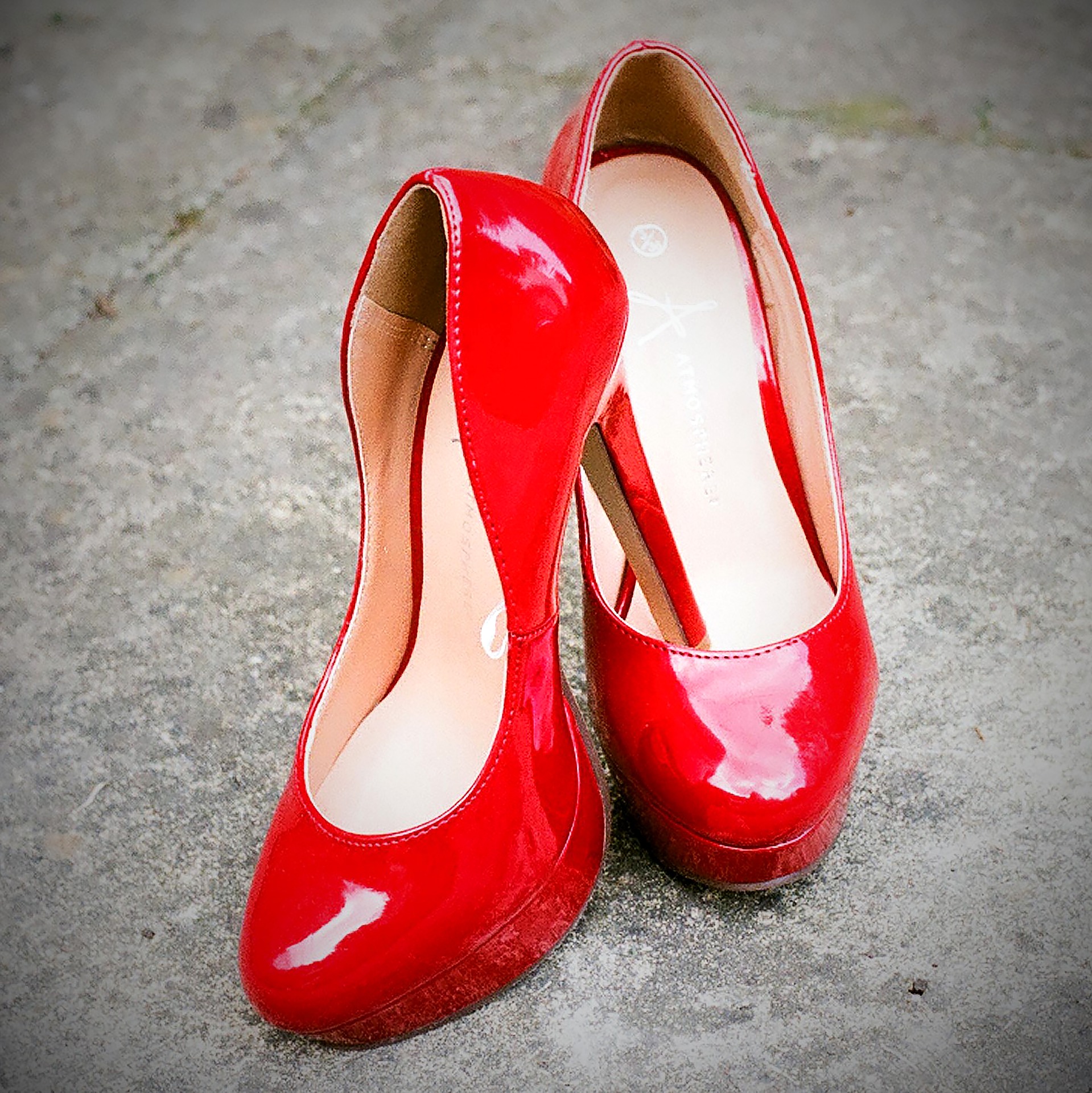red-2358787_1920