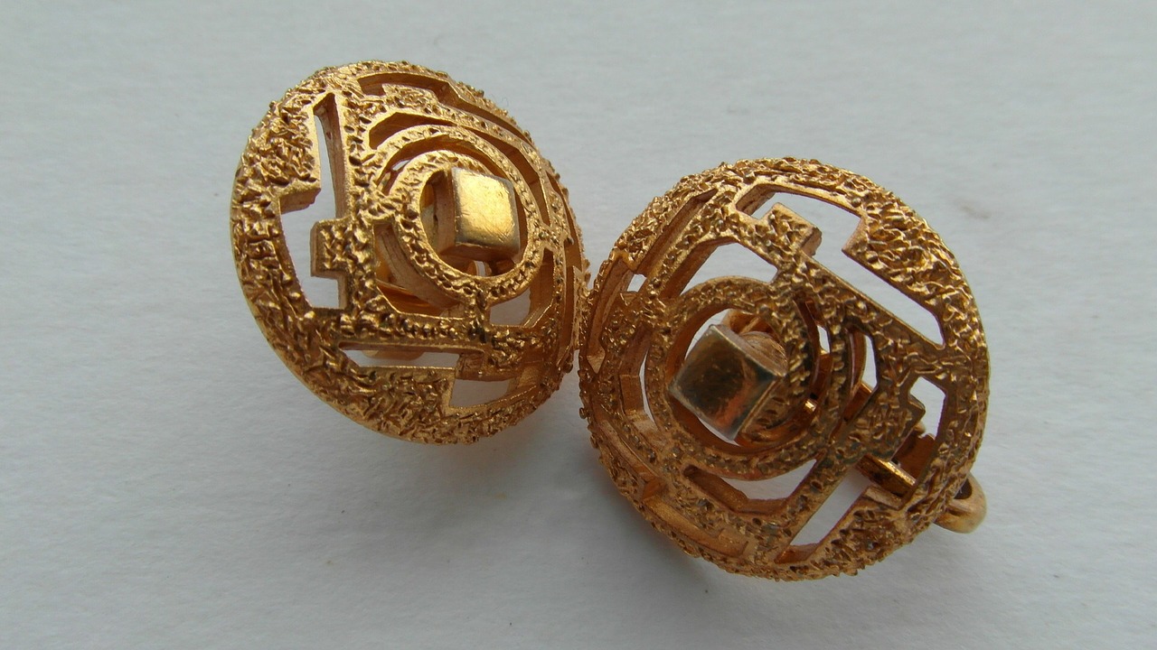 vintage-gold-earrings-274245_1280