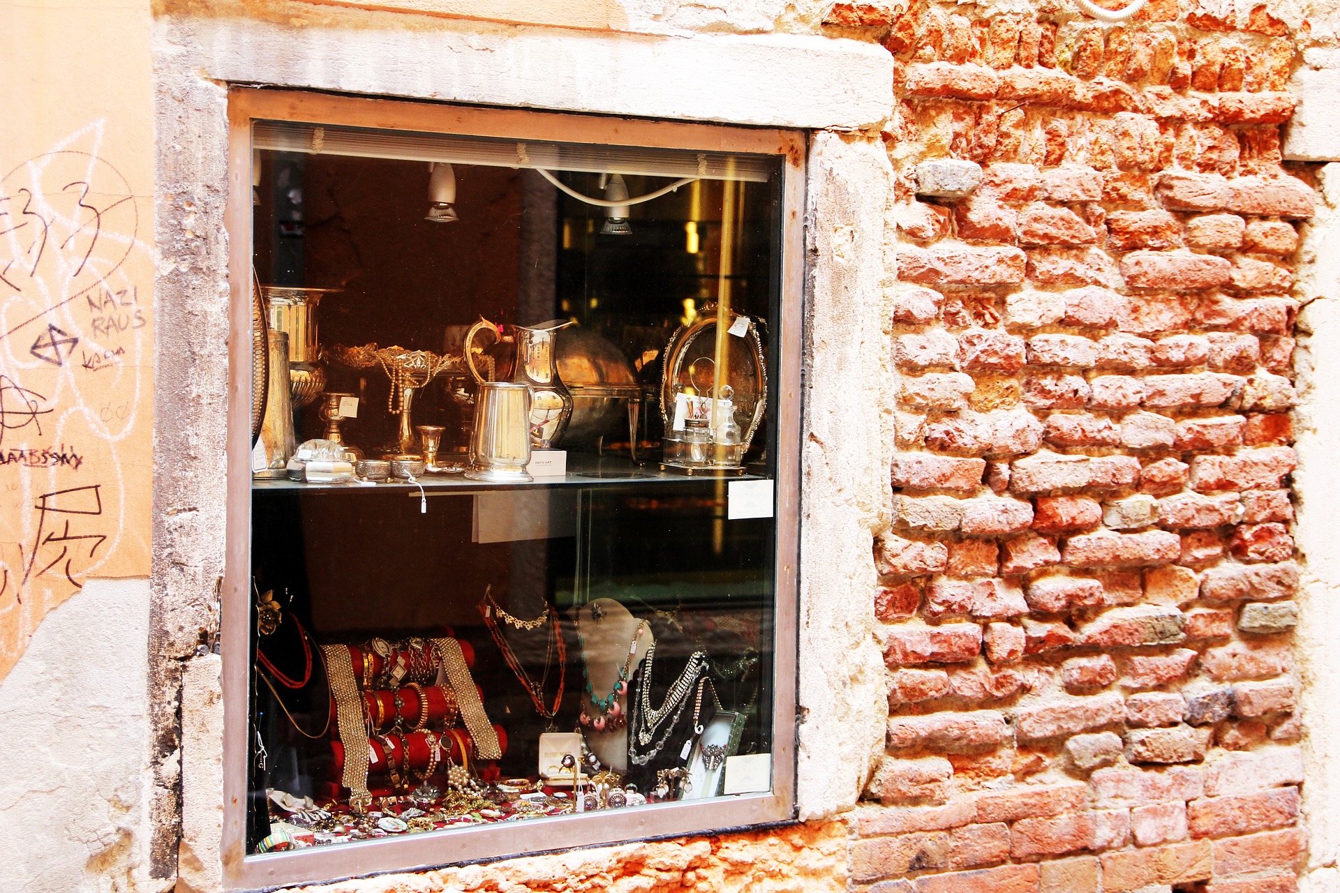 window-1559220_1920