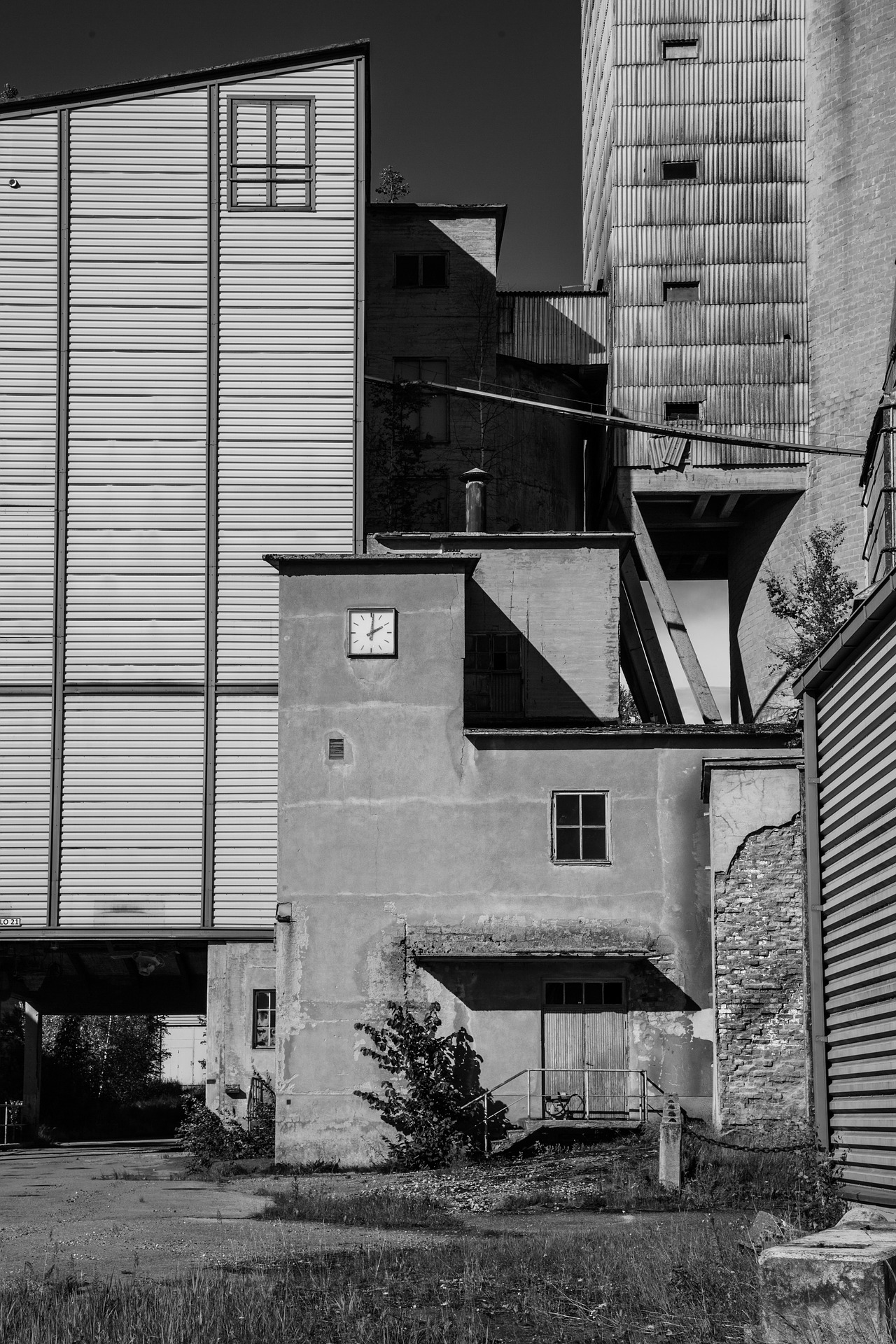 empty-factory-1531744_1920