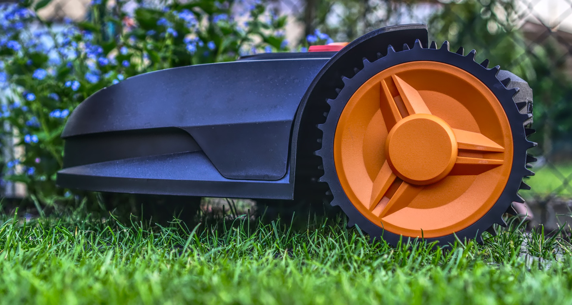 robotic-lawnmower-3999490_1920