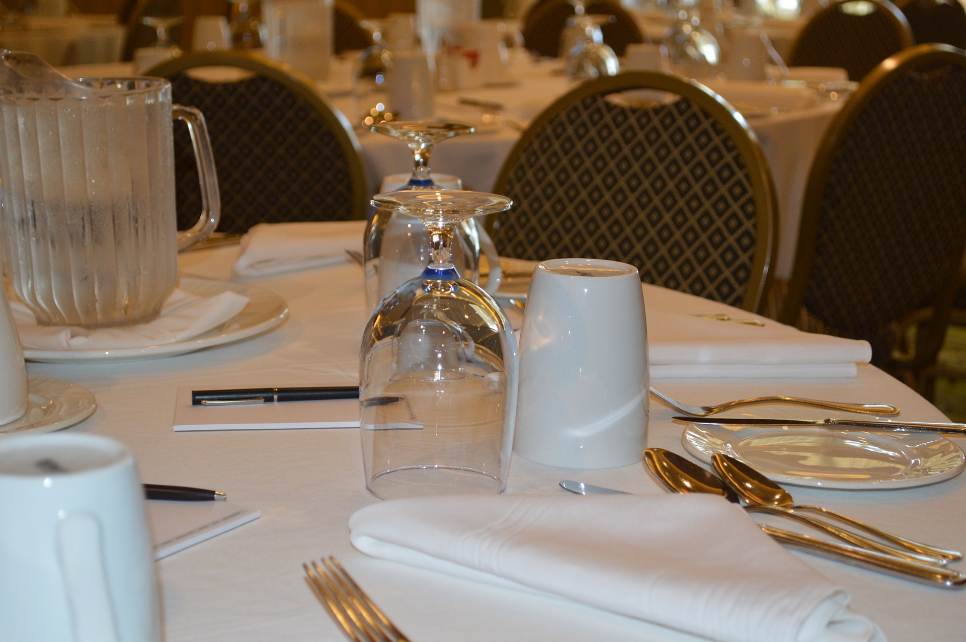table-1203381_1920