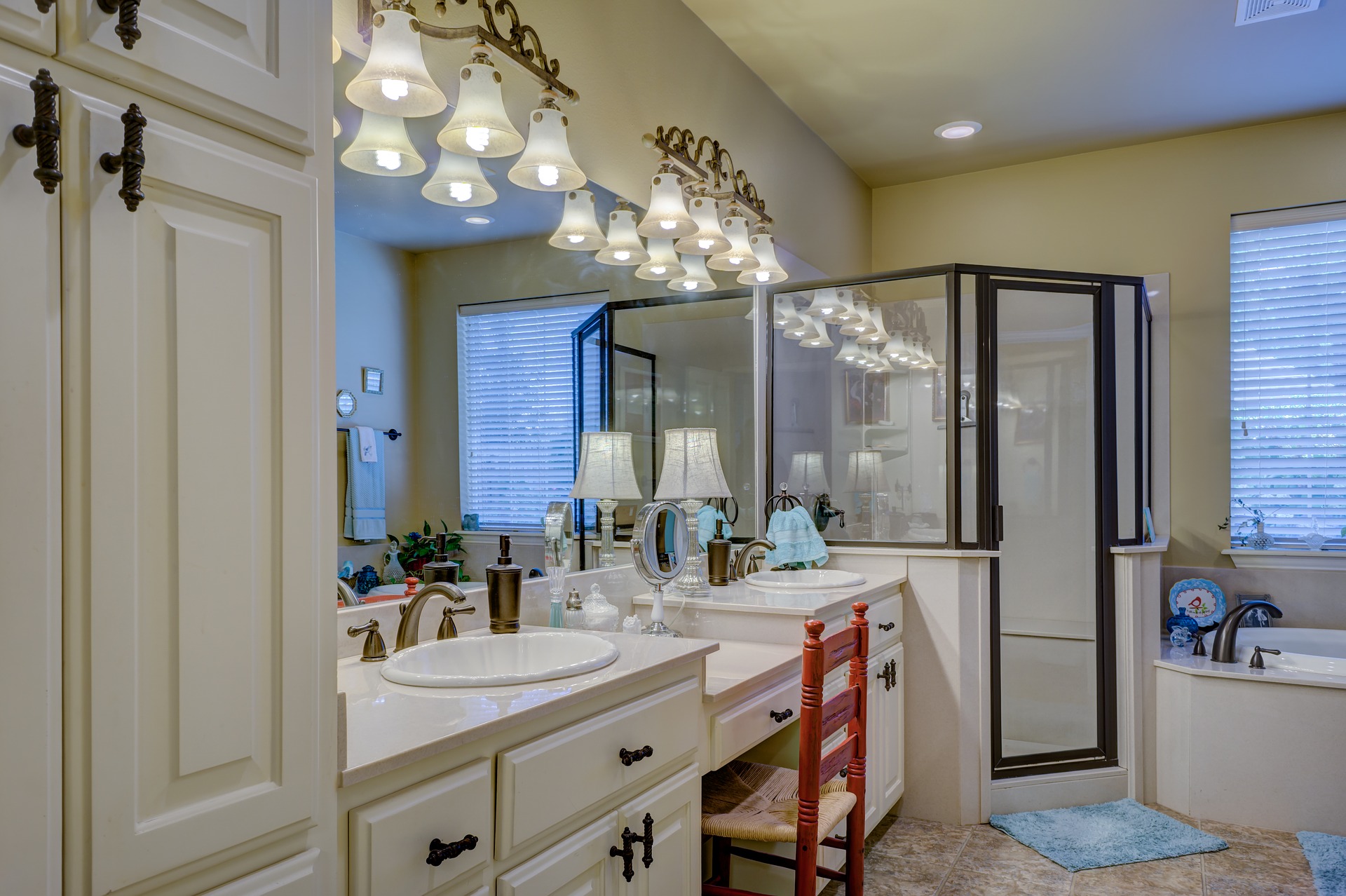 bathroom-2046702_1920