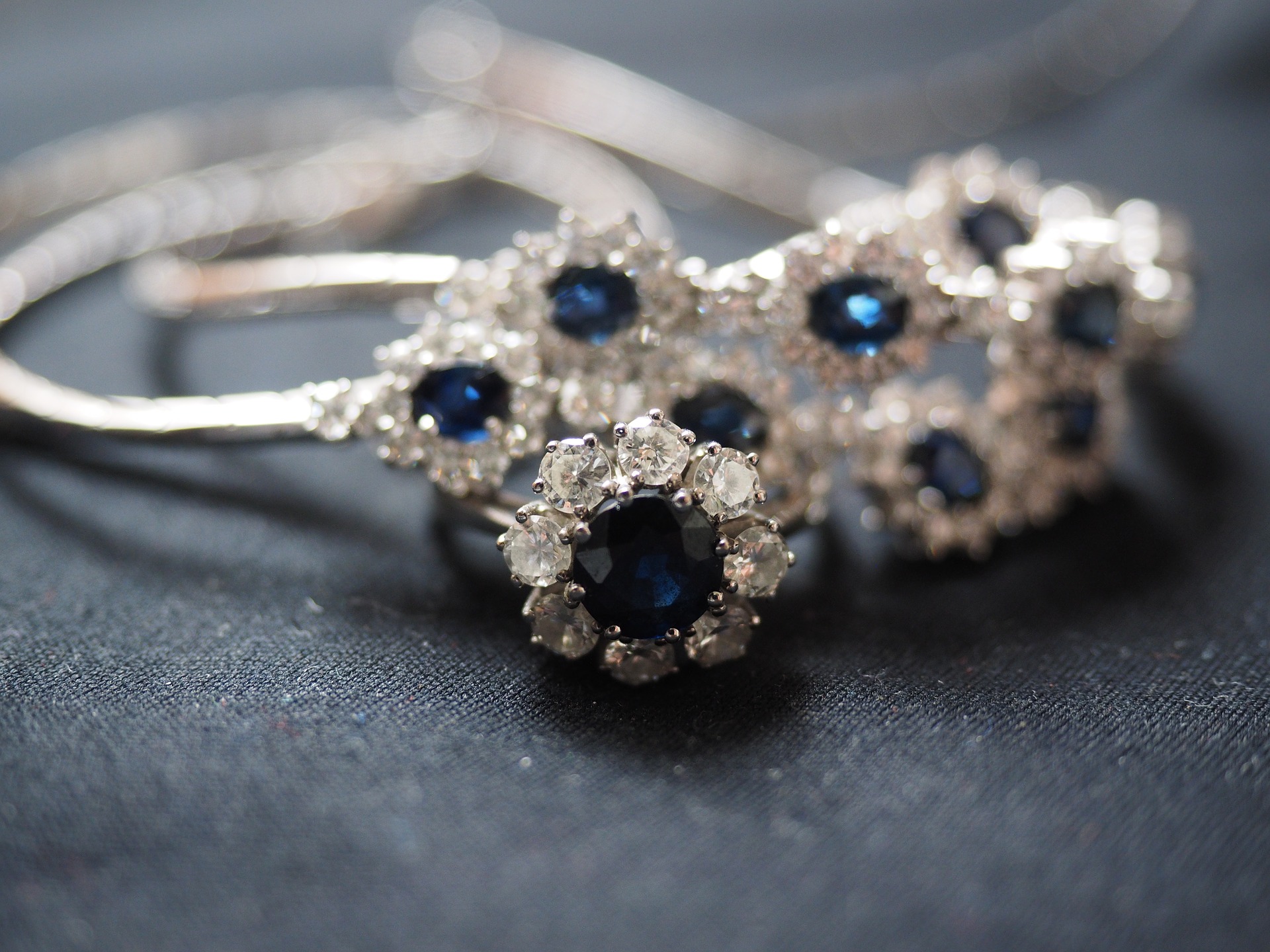 sapphire-ring-2119613_1920