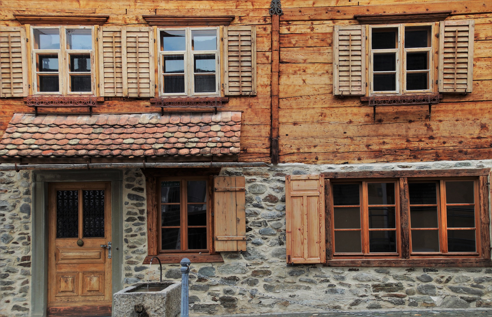 shutters-4534230_1920
