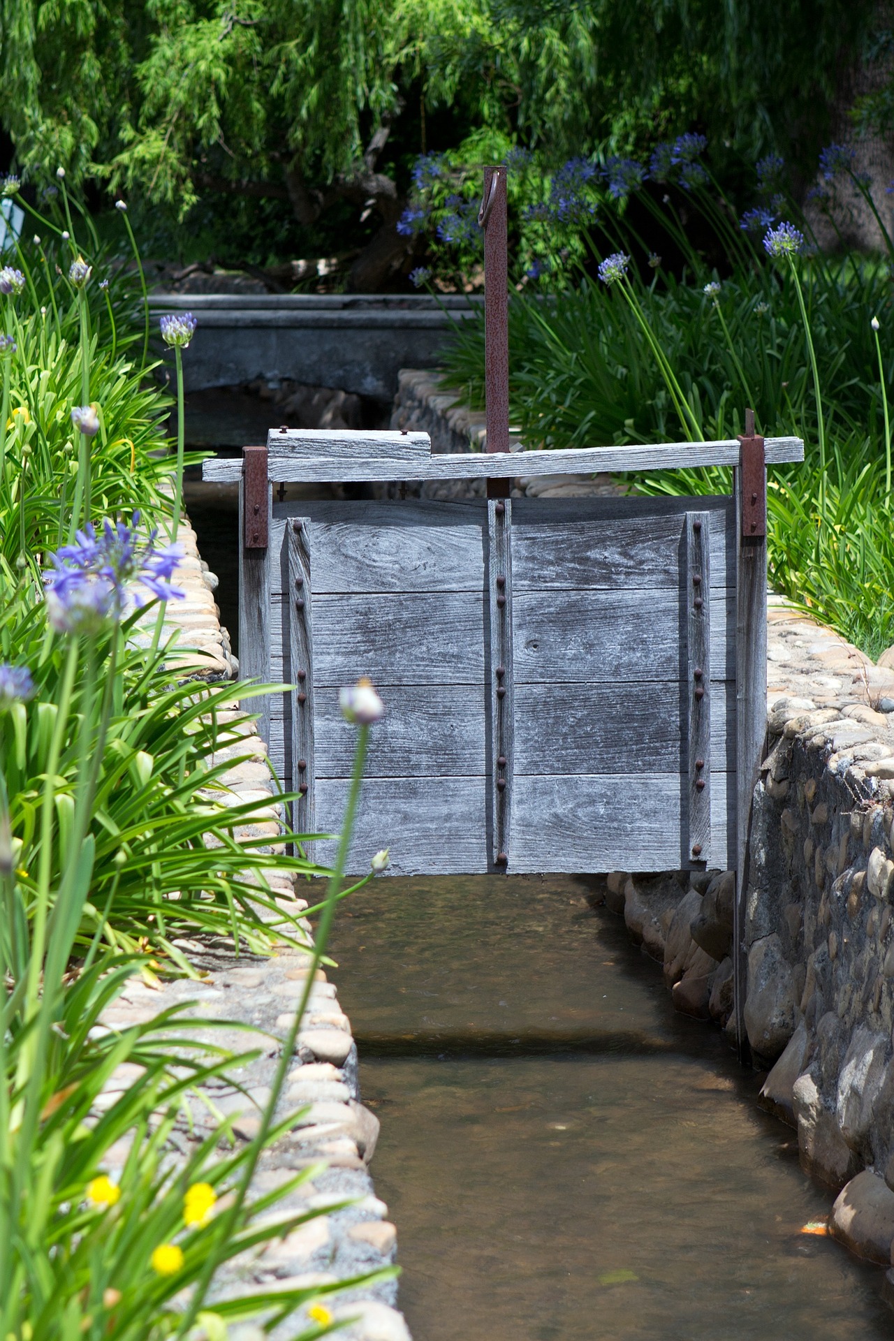 sluice-gate-383095_1920