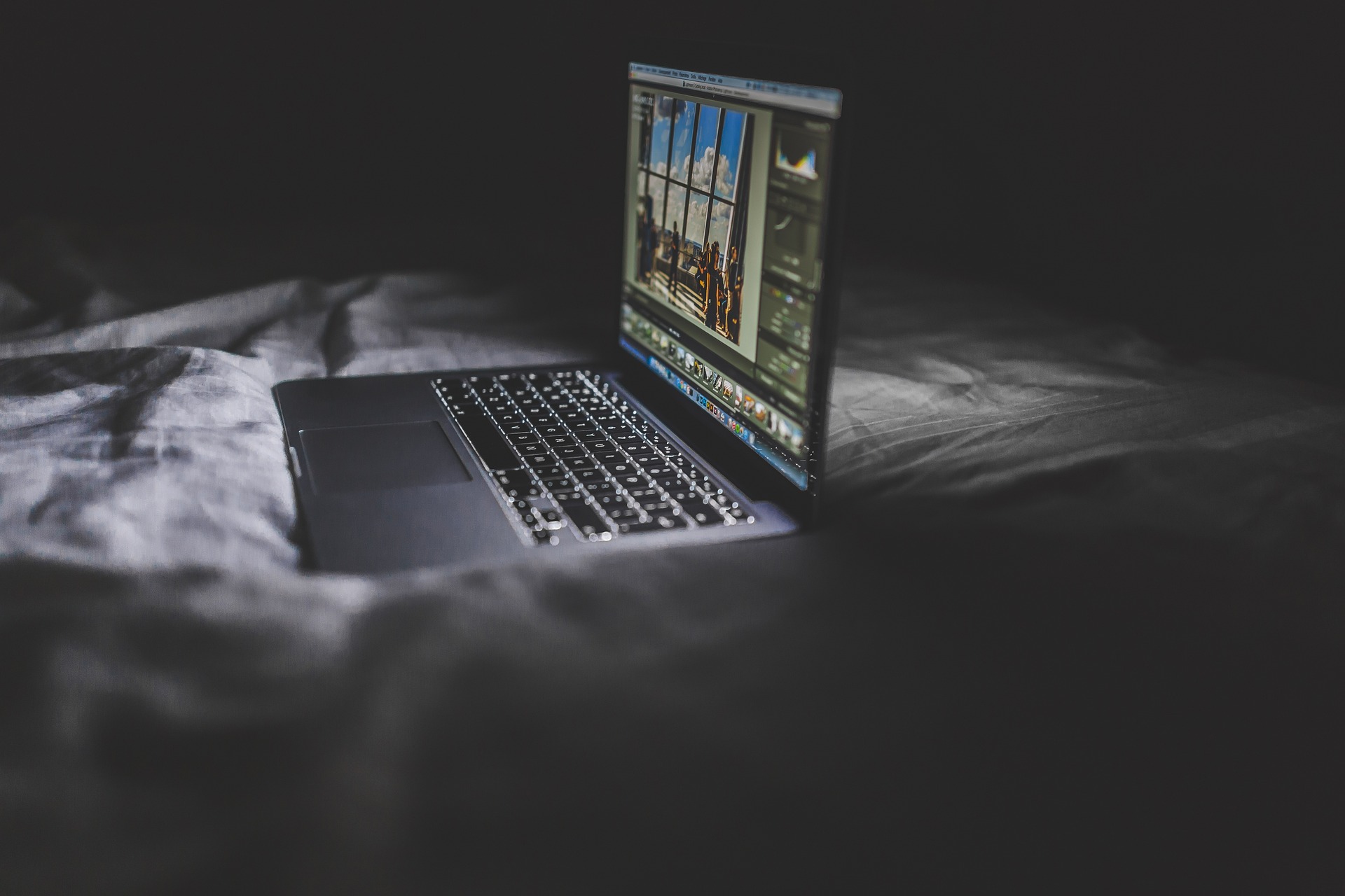 macbook-925856_1920