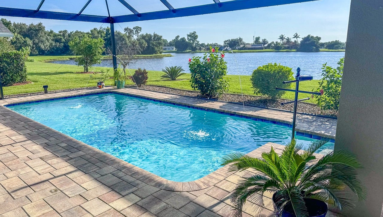 pool-8967287_1280