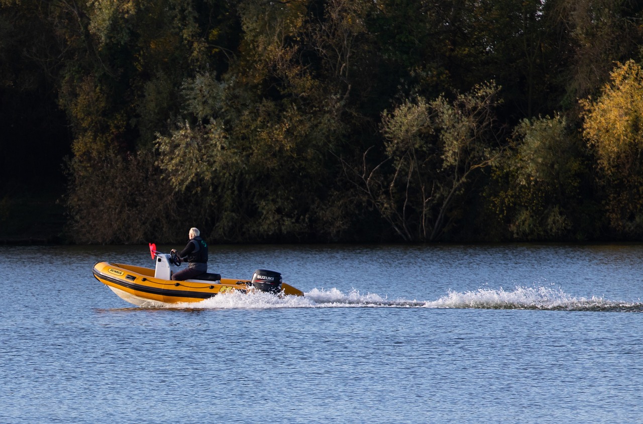 speedboat-on-lake-4624803_1280