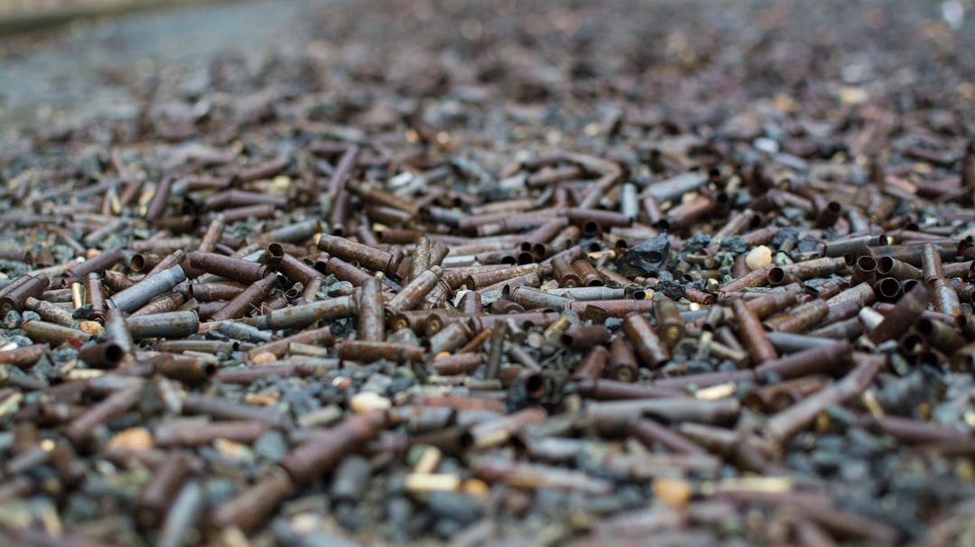 a bunch of nails that are laying on the ground